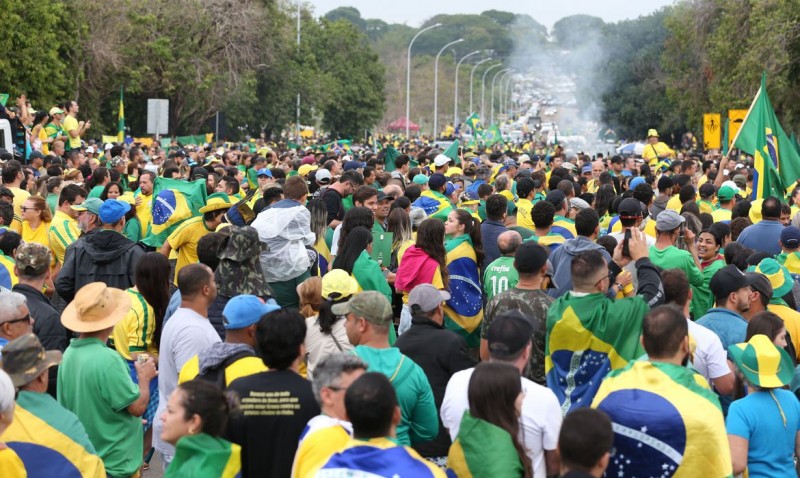 Comandantes militares condenam restrições a direitos de manifestantes