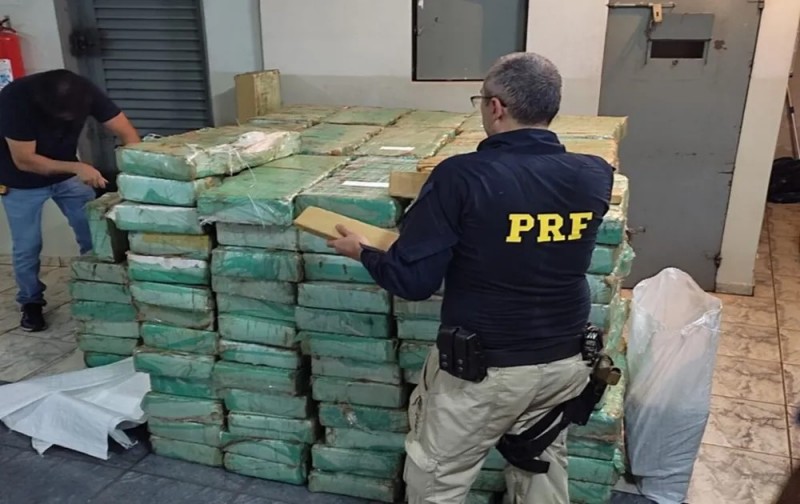 Homem é preso com mais de 3 toneladas de maconha em baú de caminhão