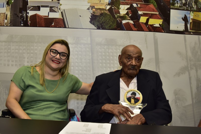 Zeferino Botelho, de 102 anos, recebe Medalha Centenária