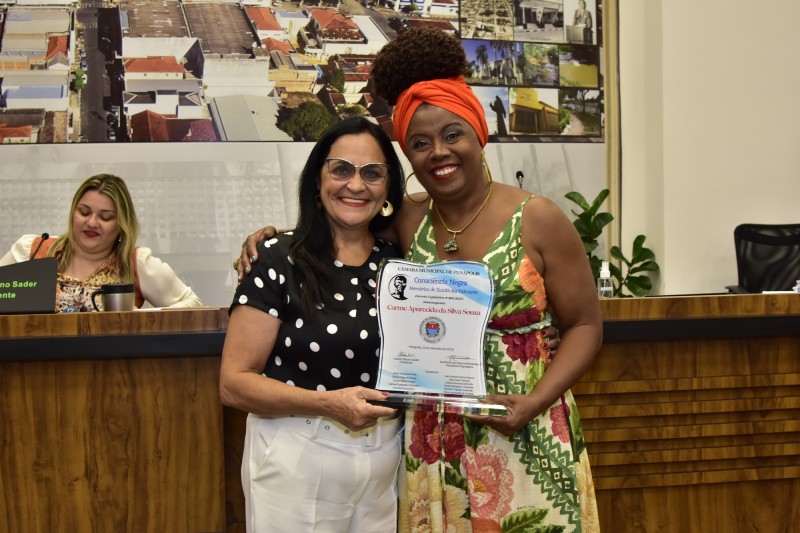 Professora Carme Aparecida recebe comenda ‘Consciência Negra’