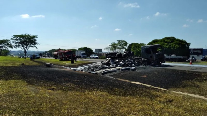 Caminhão pega fogo e mobiliza bombeiros na rodovia Washington Luís