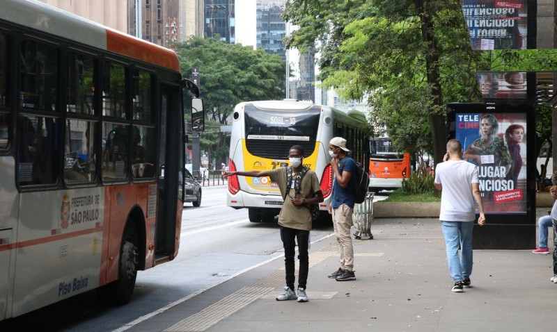 Uso de máscara volta a ser obrigatório no transporte público de SP