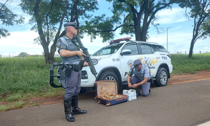 TOR prende jovem transportando tijolos de maconha em bagagem na Assis