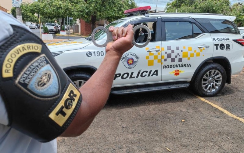 TOR prende homem procurado por roubo no RJ em ônibus na Assis Chateaubriand