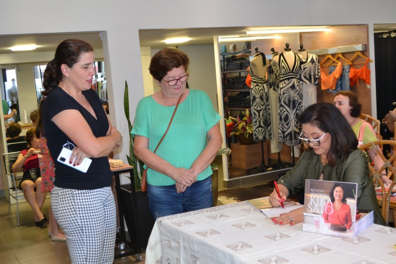 Kika Sato promove tarde de autógrafos de livro de receitas e memórias familiares