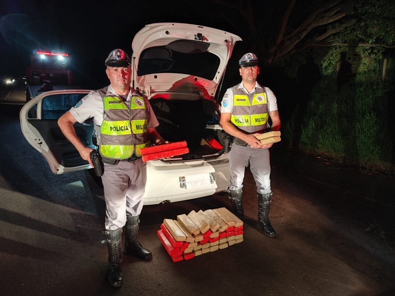 Polícia Rodoviária prende casal com carro ‘recheado’ de maconha