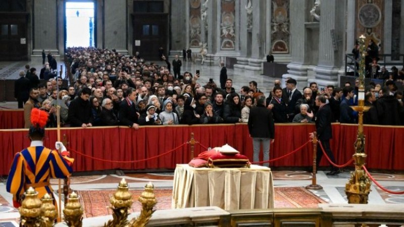 Fiéis prestam homenagem ao Papa emérito na Basílica de São Pedro