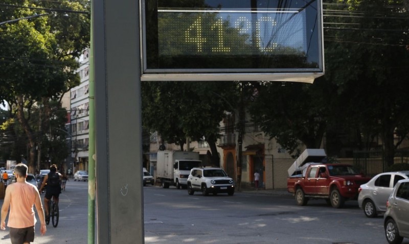 Rio: prefeitura autoriza servidores a usarem bermudas no verão