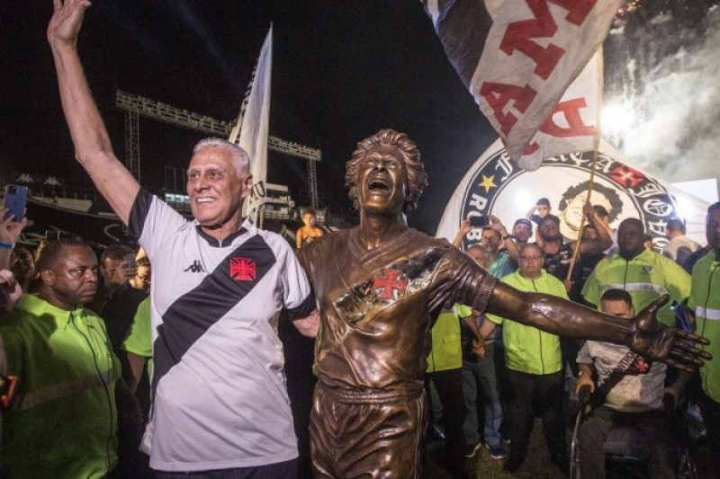 Maior ídolo do Vasco, Roberto Dinamite morre aos 68 anos