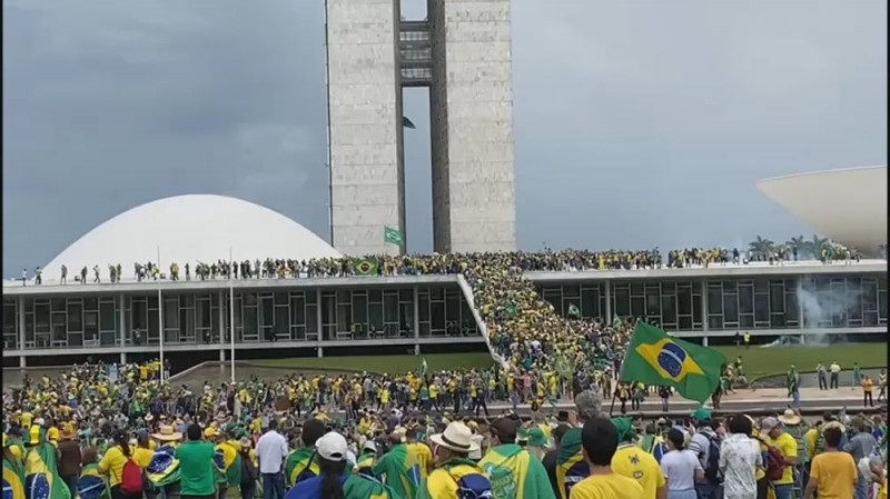 Manifestantes furam bloqueio e invadem Congresso, Planalto e STF