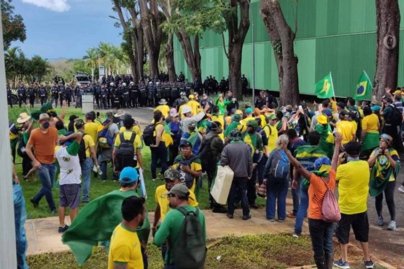 Ônibus que levou manifestantes da região a Brasília estaria retido pelas autoridades policiais