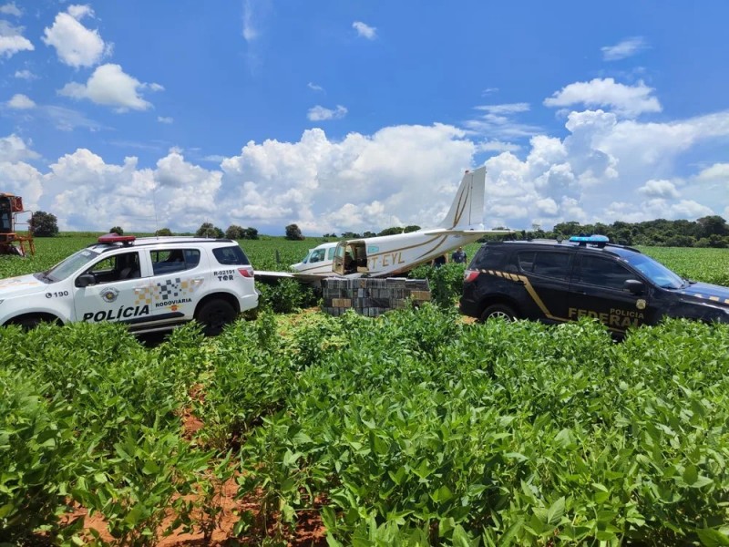 Avião que fez pouso forçado em área rural do interior de SP levava mais de 500 kg de cocaína e era perseguido por caça da FAB