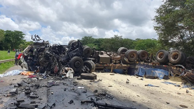 Acidente entre 3 caminhões deixa motorista morto e provoca mega congestionamento em rodovia