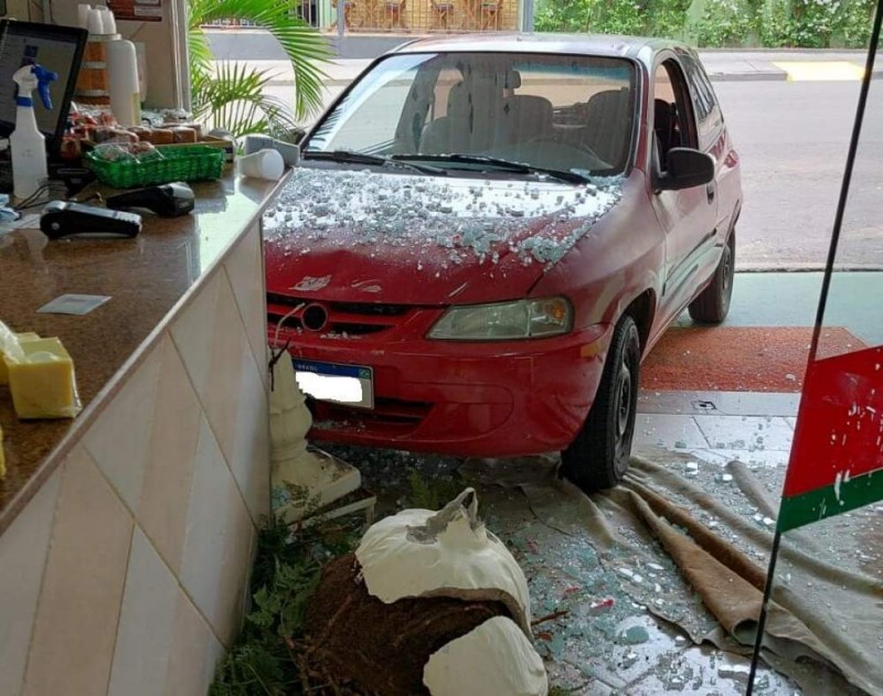 Freio de mão falha e carro invade açougue em Mirandópolis