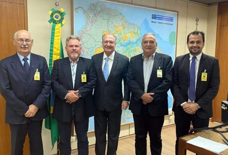 Geraldo Alckmin recebe diretores da Santa Casa de Araçatuba