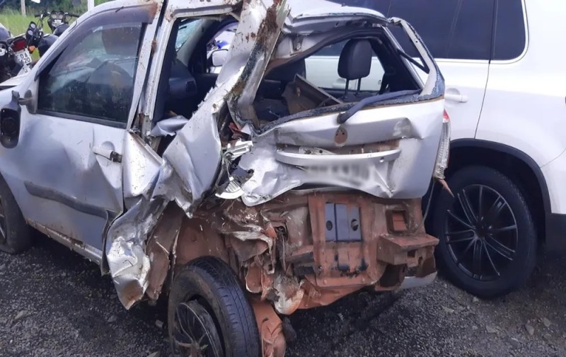 Motorista provoca acidente na BR-153 e foge; casal e filha de 9 anos ficaram feridos