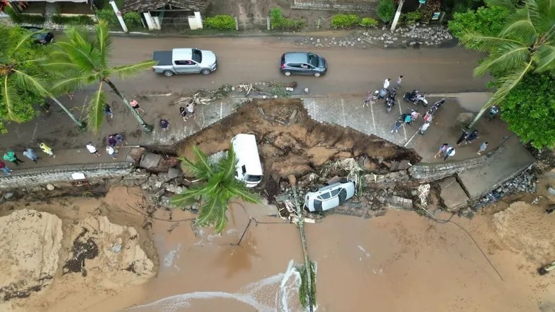 Sobe para 24 o número de mortos pelas chuvas no litoral norte de São Paulo