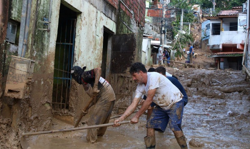 Temporais: voluntários fazem mutirão de limpeza e distribuem doações