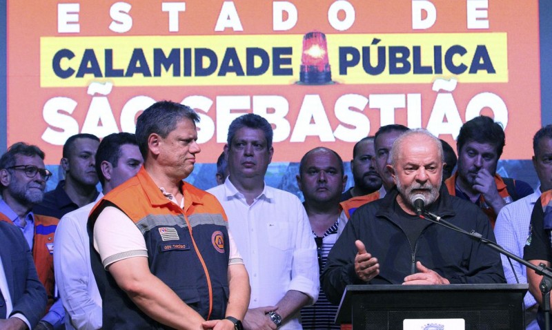 Em São Sebastião, Lula promete reconstrução de casas em áreas seguras