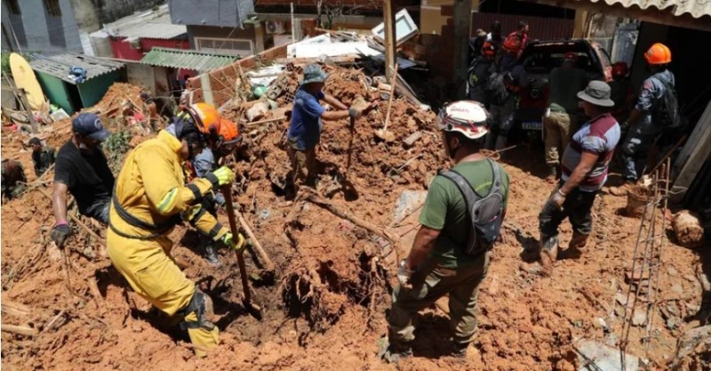 Sobe para 54 o número de mortes após temporal no Litoral Norte de São Paulo