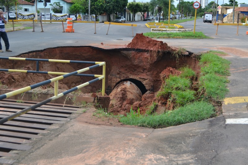 Avenida João Antônio de Castilho é interditada após rompimento de tubulação