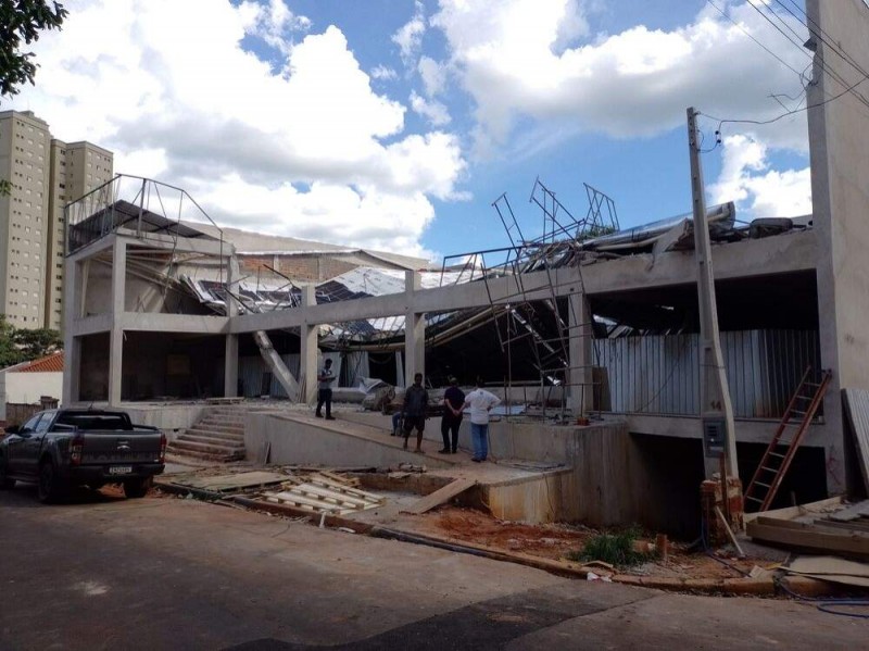 Cobertura de prédio em construção desaba em Araçatuba