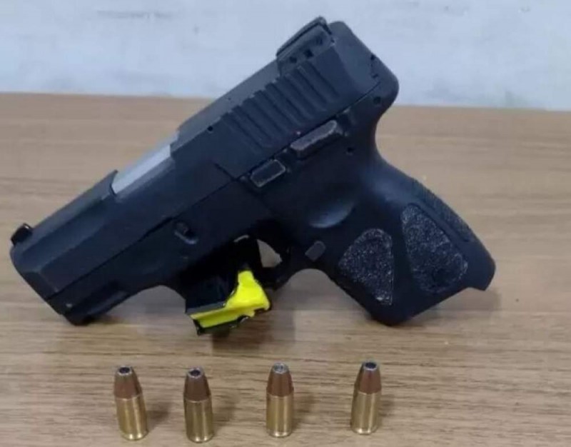 CAC é preso por usar pistola para cobrar dívida de vizinhas da mãe dele