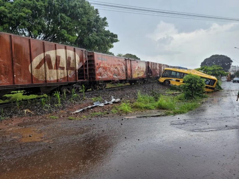 Duas meninas morrem em acidente entre trem e ônibus escolar da Apae em Jandaia do Sul