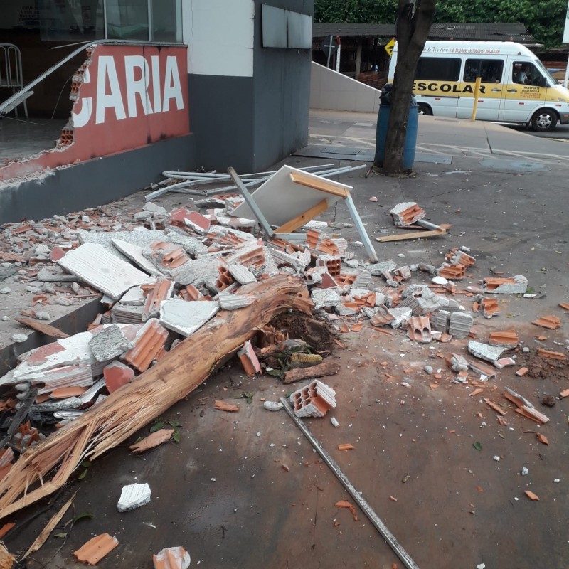 Jovem embriagado bate carro contra árvore e em parede de churrascaria