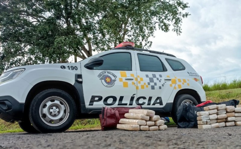 Polícia Rodoviária prende servente com tijolos de maconha escondidos em bagagens