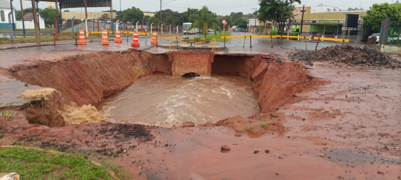 Em manhã chuvosa, córregos estão cheios, mas não há problemas de alagamentos