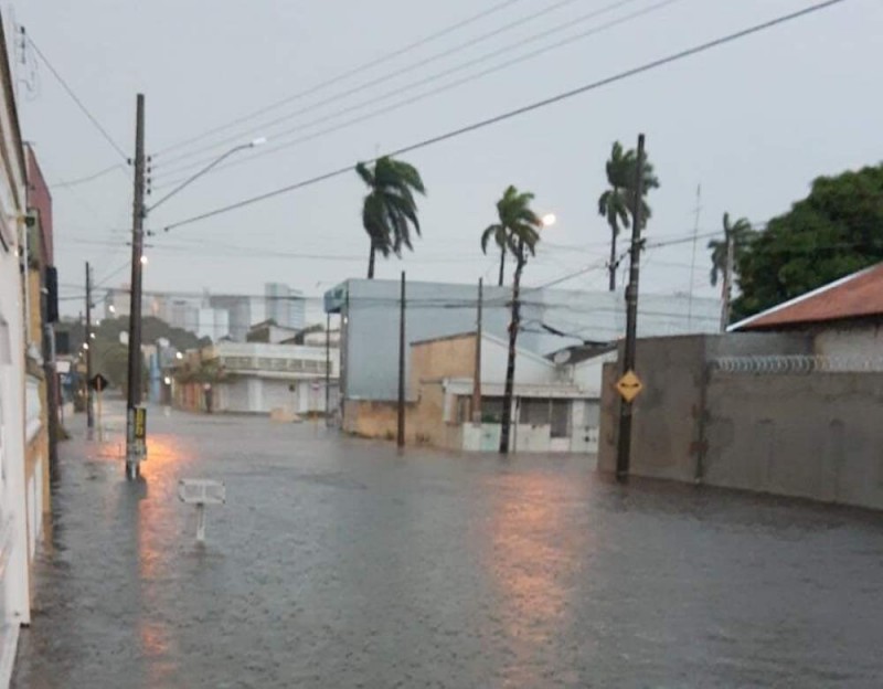 Chuva forte causa alagamentos em Araçatuba
