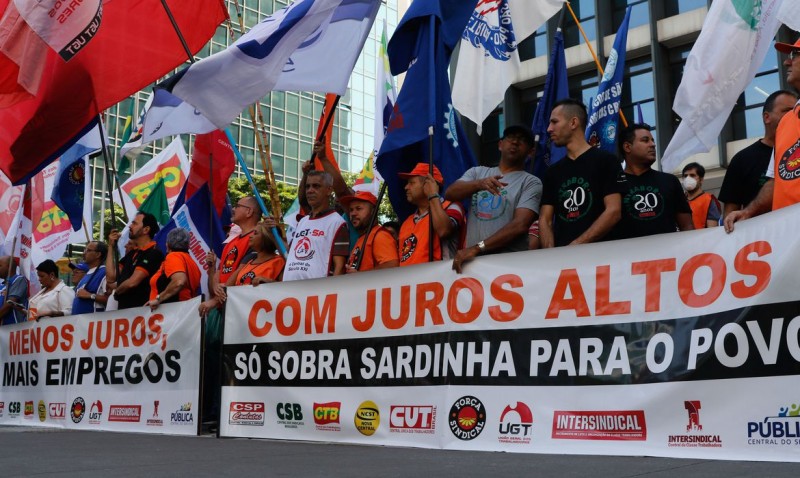 Centrais sindicais protestam contra taxa básica de juros de 13,75%