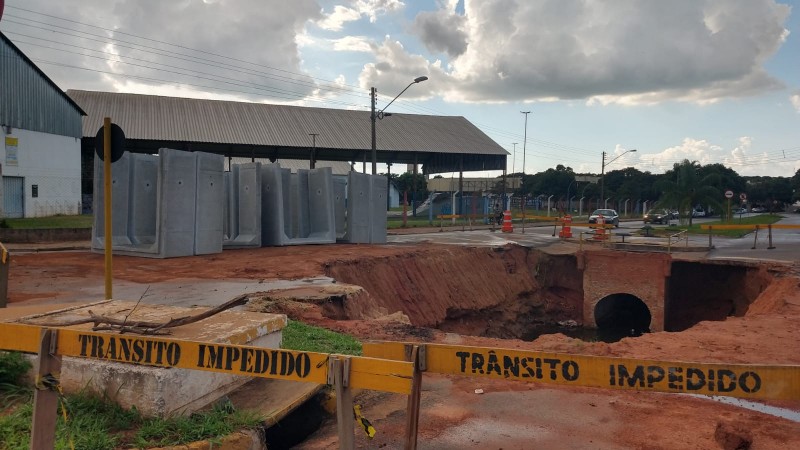 Secretaria de Obras fará um canal aberto em trecho danificado pela chuva