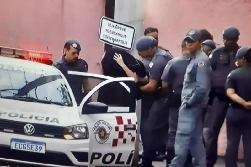 Adolescente invade escola em SP e esfaqueia professores e aluno