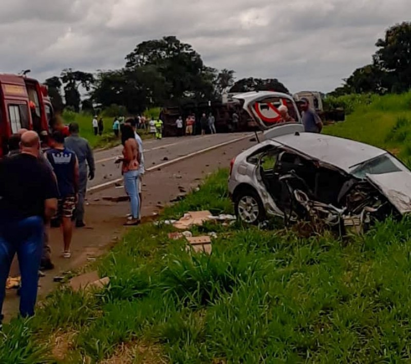 Duas crianças se ferem em colisão de carro e caminhão na Assis Chateaubriand