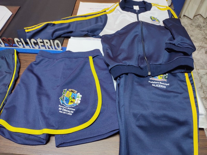 Glicério entrega uniformes e acessórios para alunos da rede municipal