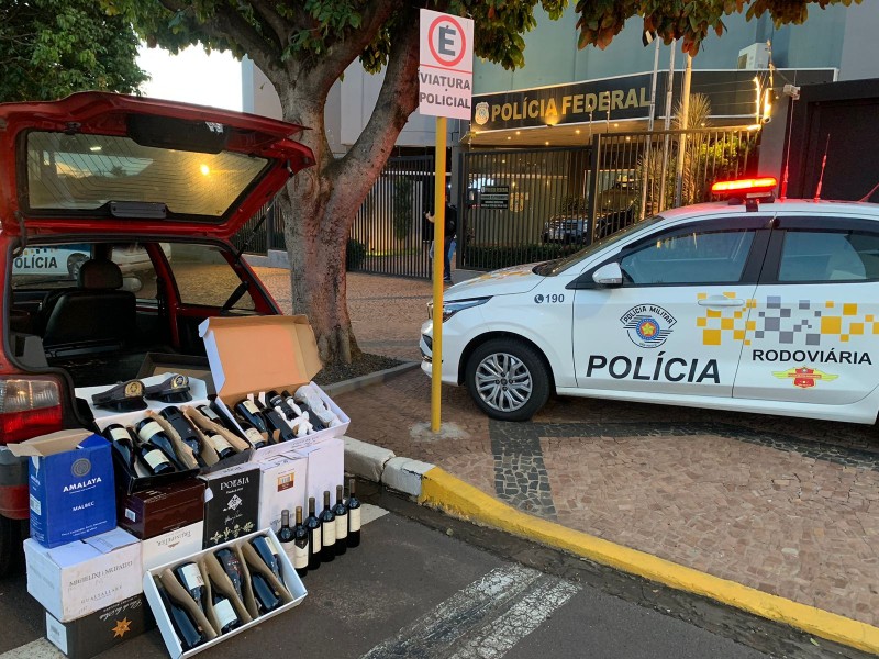 Condutor é preso com 78 garrafas de vinho estrangeiras dentro de Uno