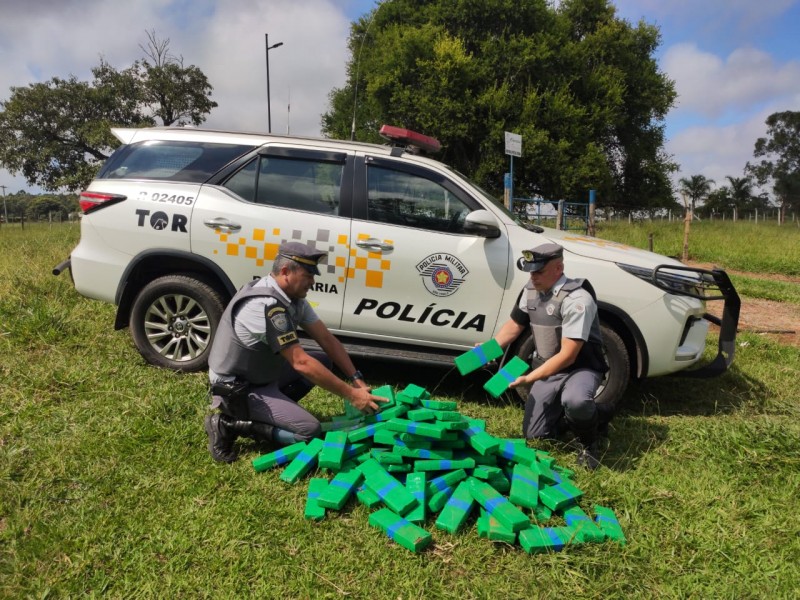 Dupla é presa pelo TOR com veículo ‘recheado’ de tijolos de maconha