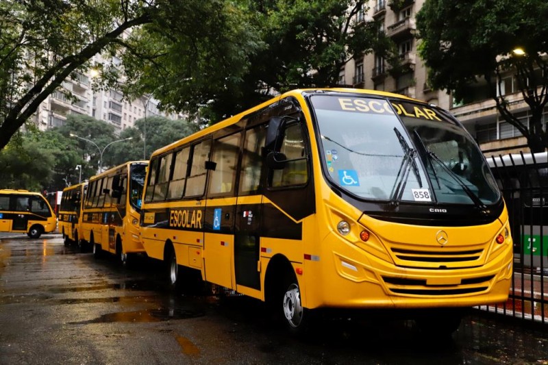 Braúna e Luiziânia recebem ônibus escolares do governo estadual