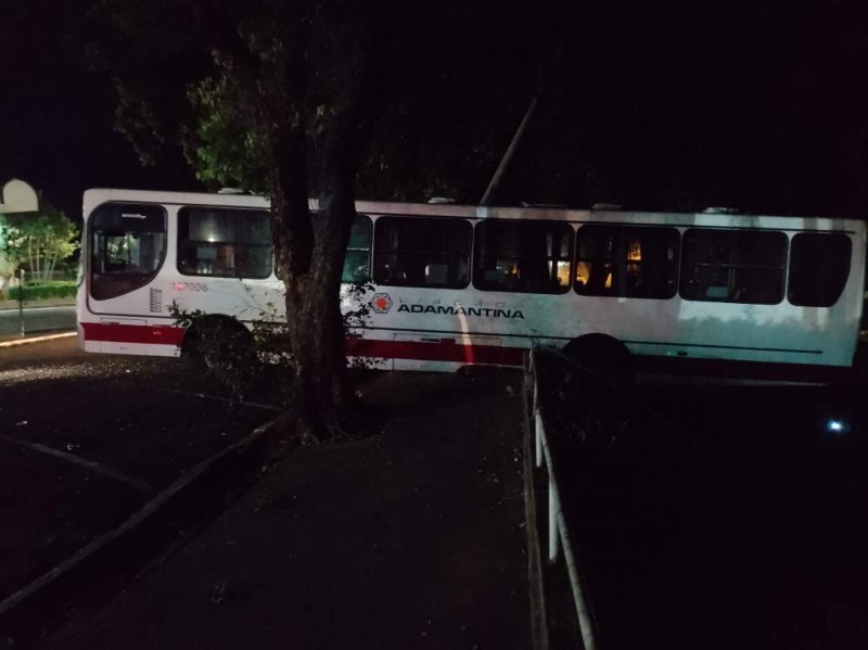 Ônibus fica pendurado em barranco após perder o freio em Araçatuba