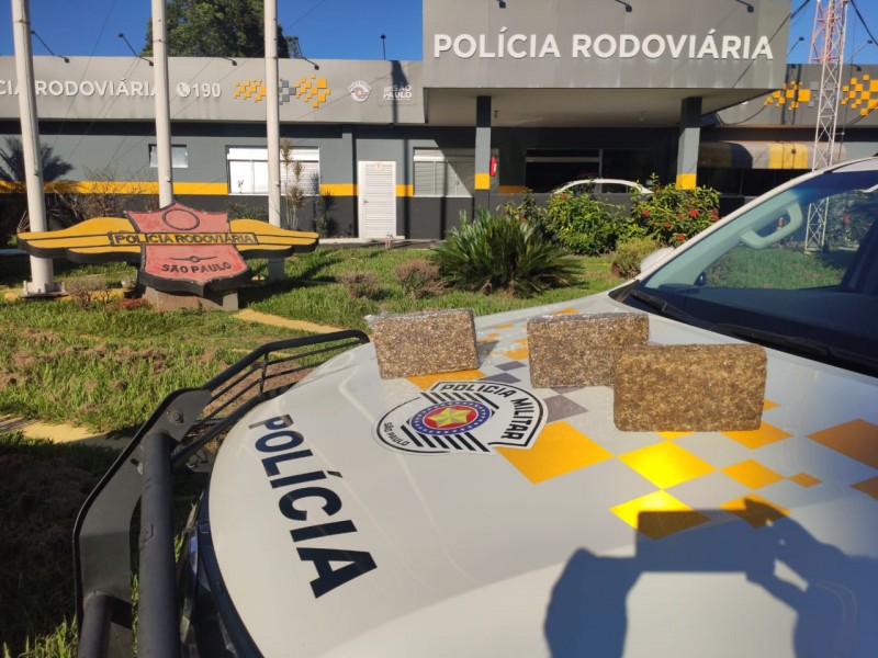 Polícia Militar Rodoviária prende mulher com maconha sintética