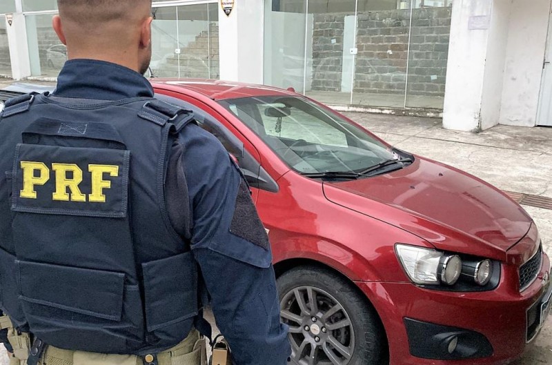 Carro roubado em Penápolis é recuperado pela PRF em Balneário Camboriú