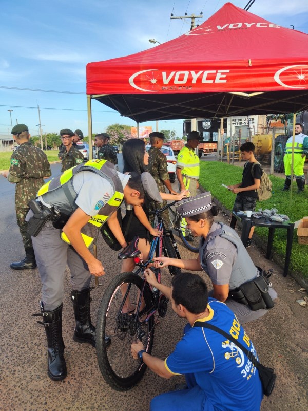 Ciclistas recebem gratuitamente kits de segurança e orientações na Arnaldo Covolan