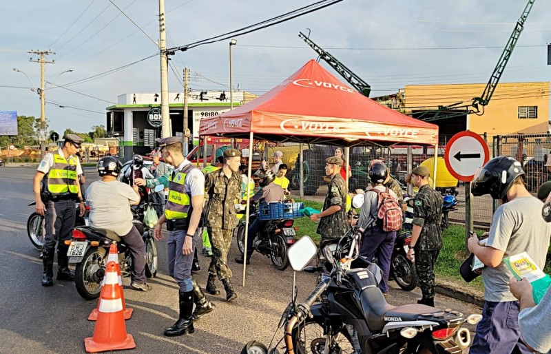 Motociclistas recebem orientações e kits de segurança gratuitos