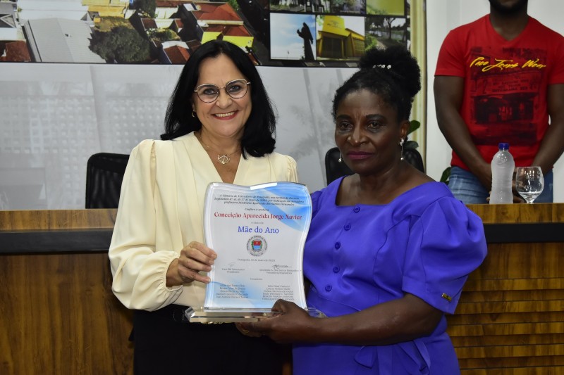 Conceição Aparecida Jorge Xavier recebe título de Mãe do Ano