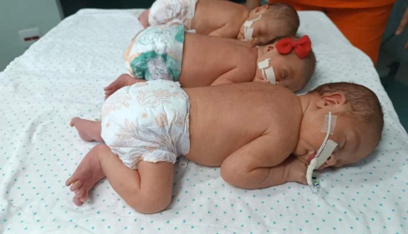 Após duas gestações de gêmeos, mulher dá à luz trigêmeos