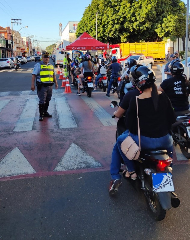 Condutores recebem kits de segurança e orientações do trânsito