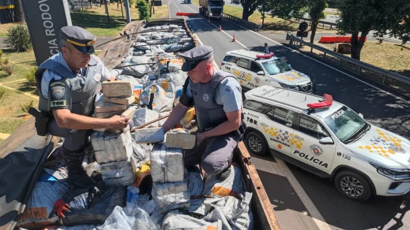 Homem é preso ao transportar mais de uma tonelada de cocaína entre carga de carvão