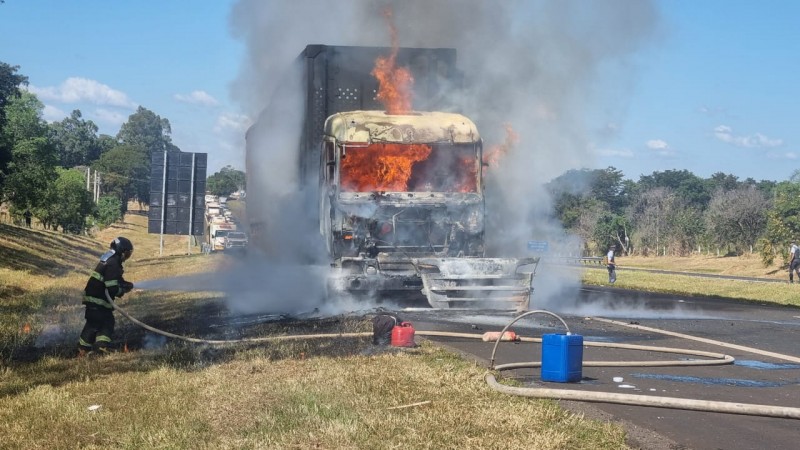 Caminhão canavieiro pega fogo na rodovia Marechal Rondon em Penápolis